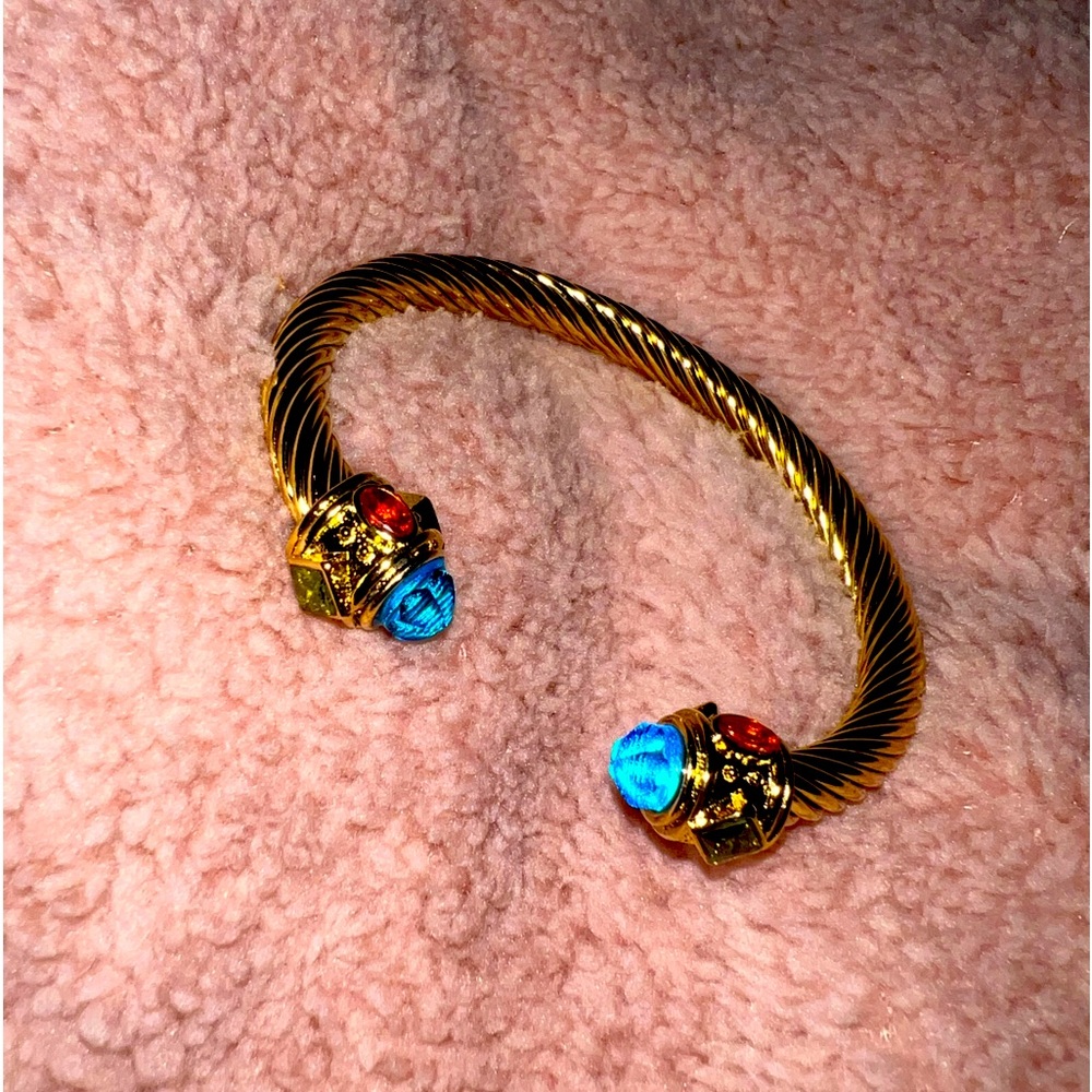 Xmas N julyVintage‎ style cuff bracelet gold plated with rhinestone at the end .